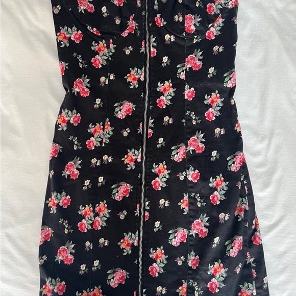 Dresses - Picture 2 of 6